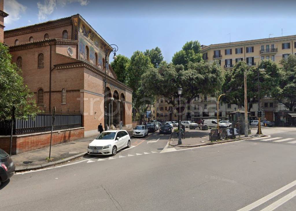 Negozio in vendita a Roma piazza Buenos Aires