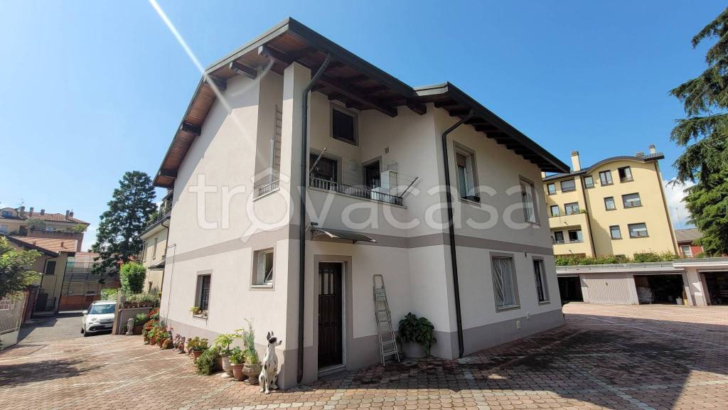 Villa in vendita a Legnano via Ciro Menotti, 12