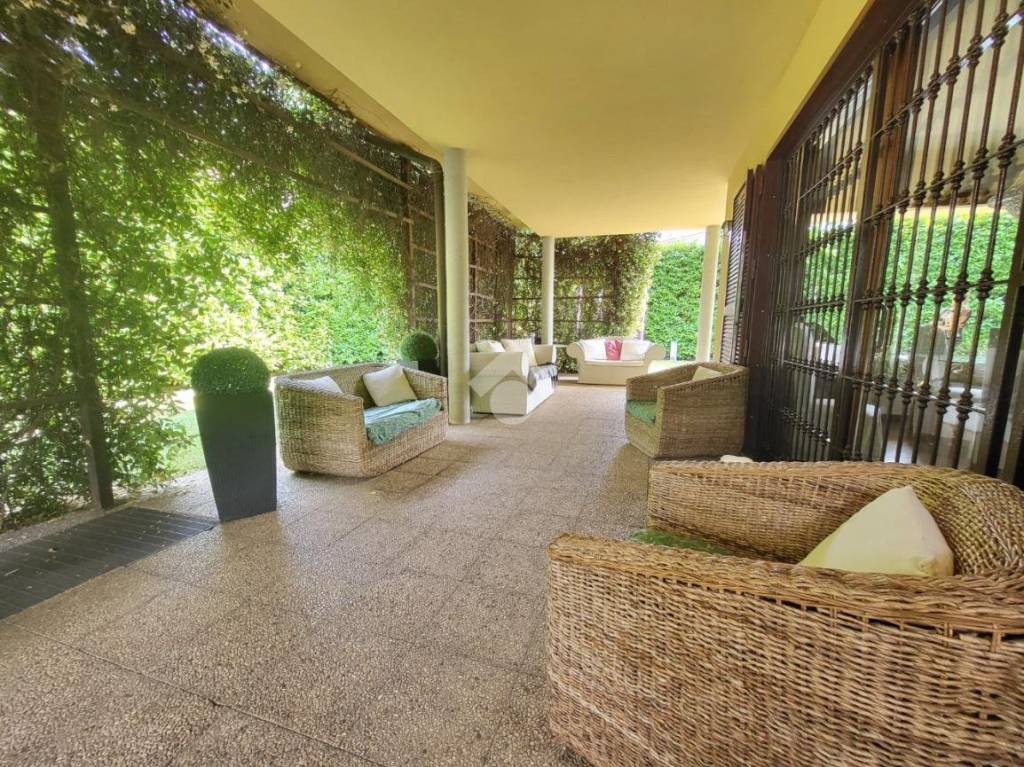 Villa in vendita a Besana in Brianza via Fratelli Cairoli, 1