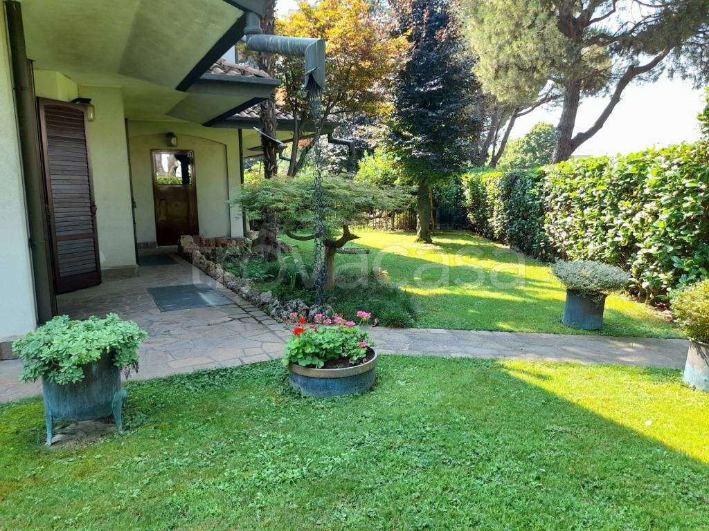 Villa Bifamiliare in vendita a Lainate via Re Umberto I