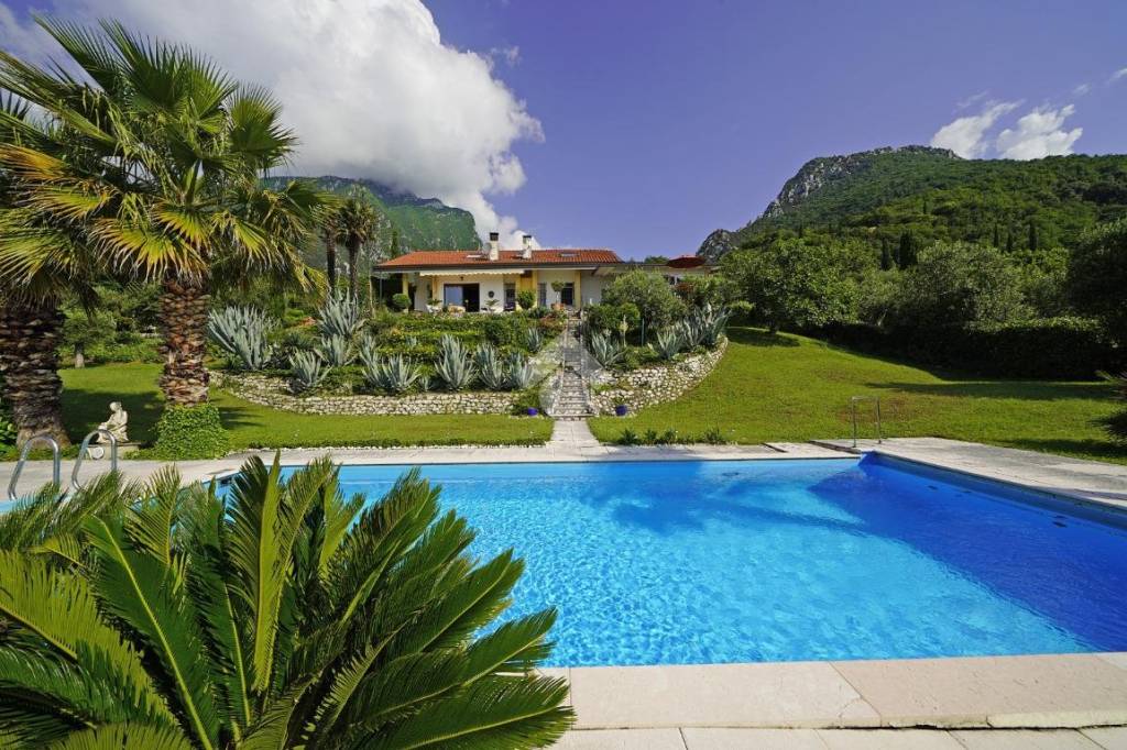 Villa in vendita a Toscolano-Maderno via Folino Cabiana