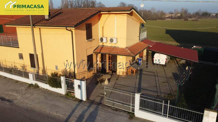 Villa in vendita a Reggio nell'Emilia via della Pace