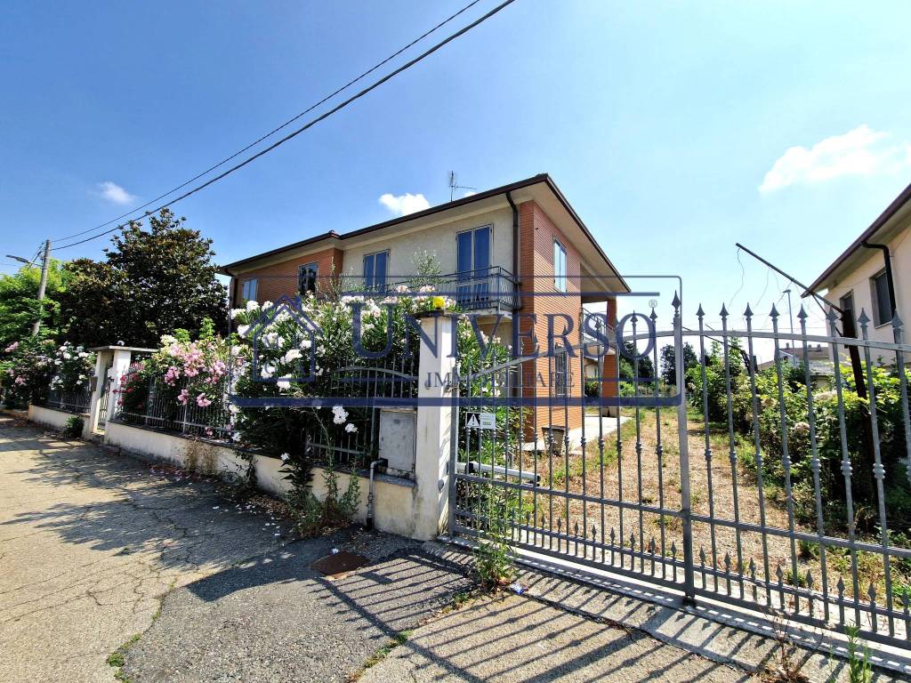 Villa in vendita a Sale via Alcide De Gasperi, 11