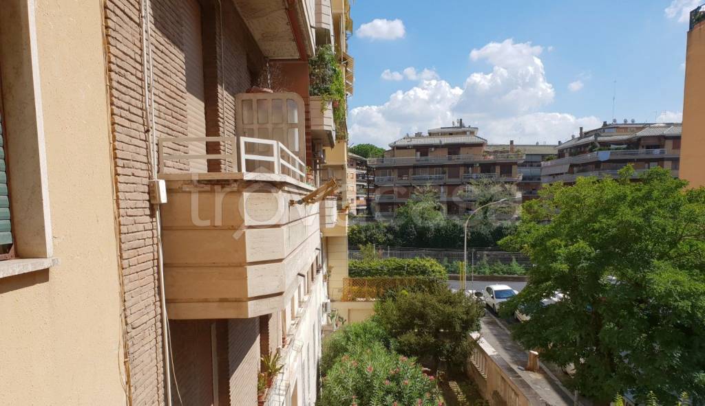 Appartamento in vendita a Roma via Caulonia, 8