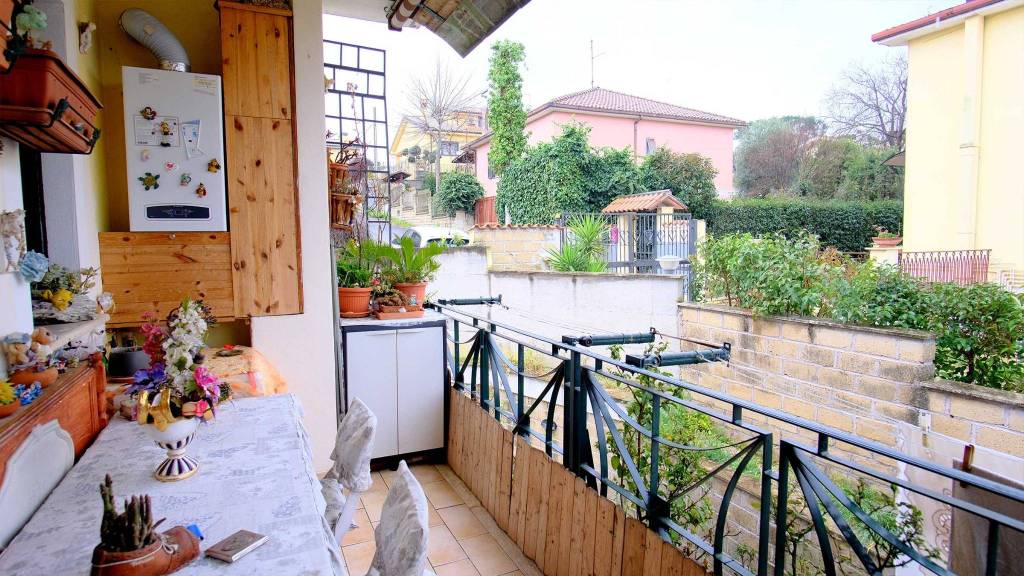Appartamento in vendita a Roma via Capodrise, 80