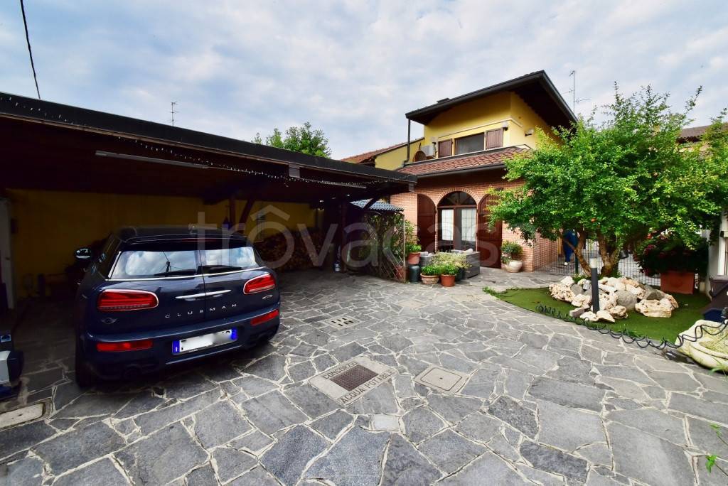 Villa in vendita a Caronno Pertusella via Monte Nevoso, 92
