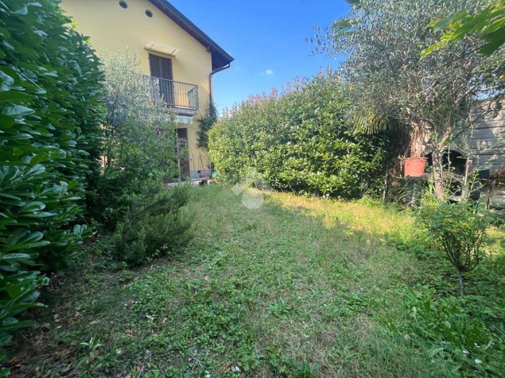 Appartamento in vendita a Giussano via Gozzano, 7