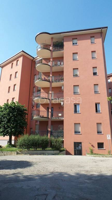 Appartamento in vendita a Cento via Cesare Carpeggiani
