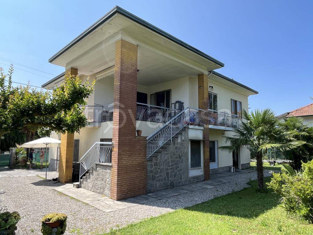 Villa Bifamiliare in vendita a Sesto Calende via Crocera