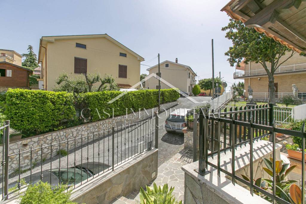 Appartamento in vendita a Riano via La Forcella