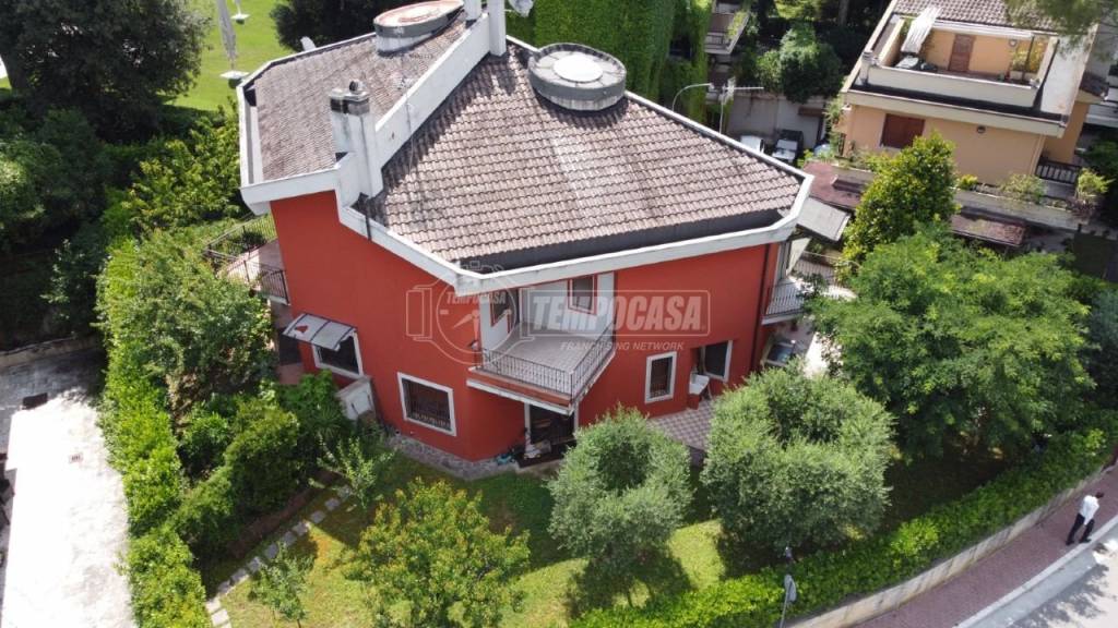 Casa Indipendente in vendita a Folignano viale Assisi 25