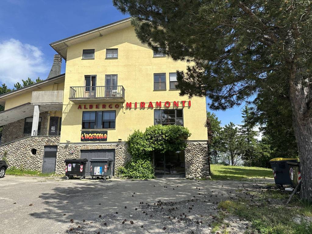 Intero Stabile in vendita a Tizzano Val Parma piazzale Bocchi, 2