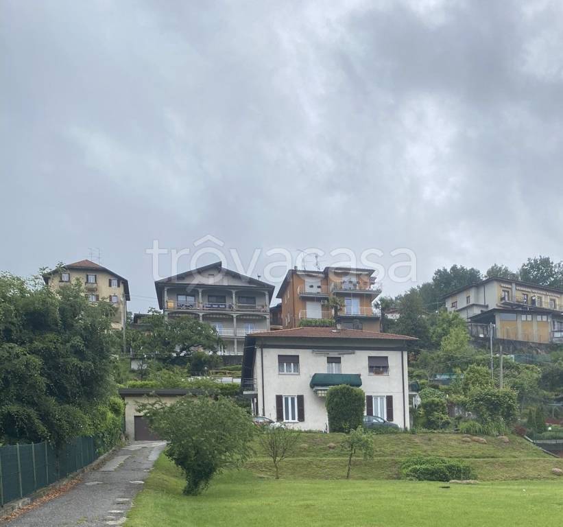Villa Bifamiliare in vendita a Luino via del Pozzo