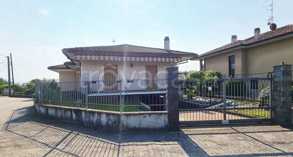 Villa in vendita ad Angera via Invalle, 22