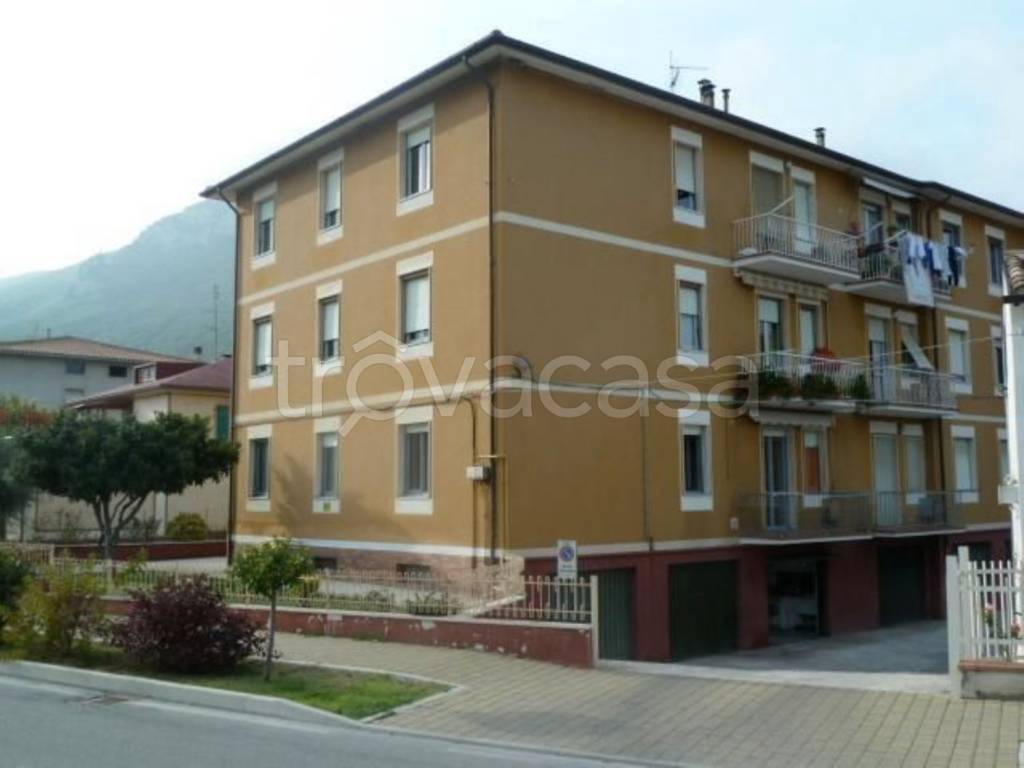 Appartamento in vendita a Esanatoglia roma, 110