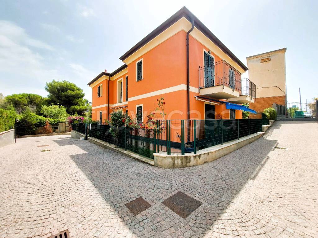 Appartamento in vendita a Diano Castello via Diano San Pietro, 75