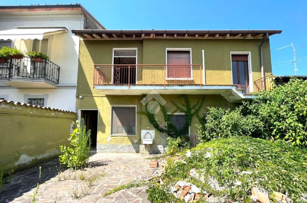 Casa Indipendente in vendita a Castelleone via Cantarane, 3