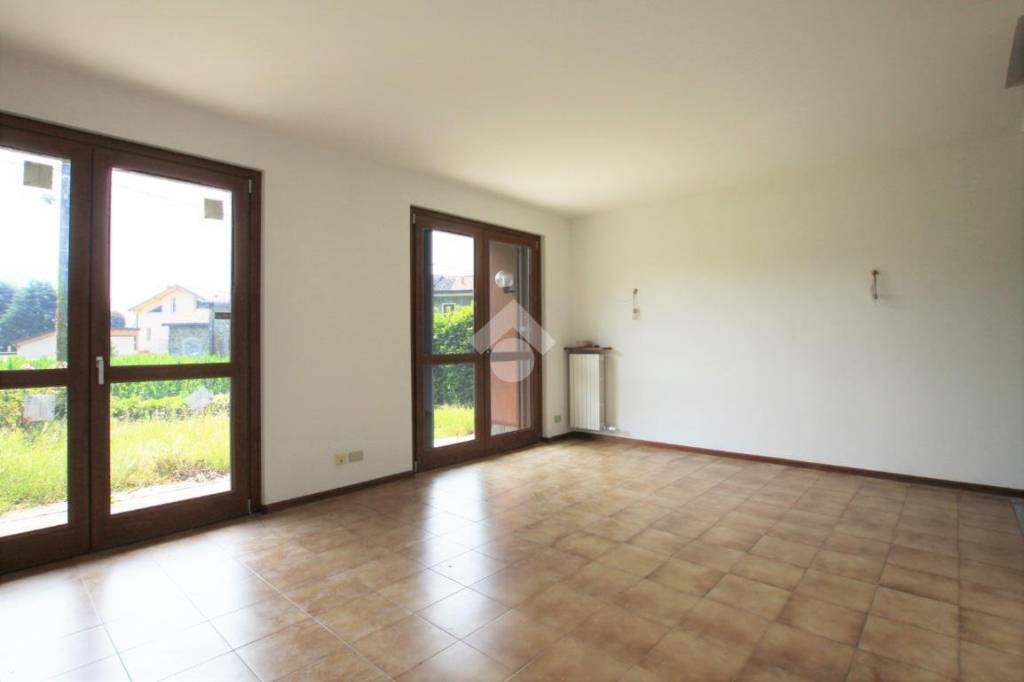 Villa a Schiera in vendita a Sirone via Alcide de Gasperi, 14