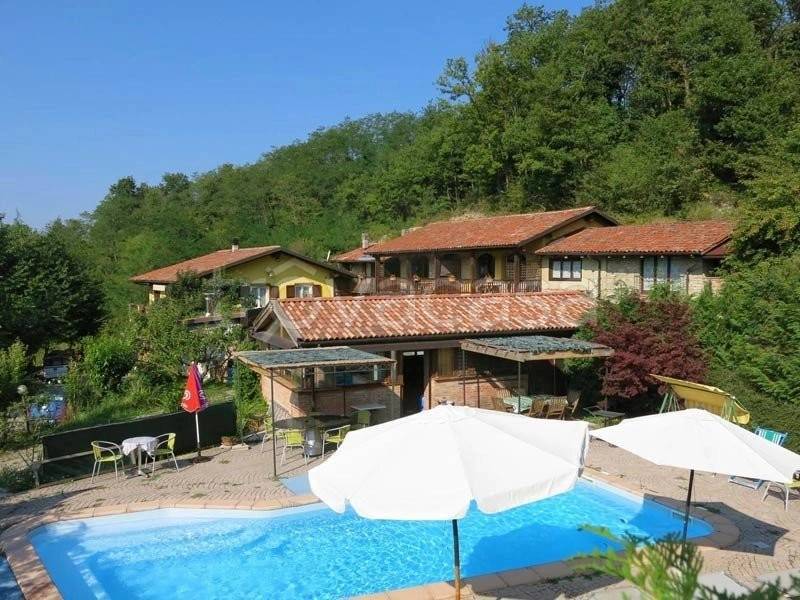 Villa in vendita a Serravalle Langhe