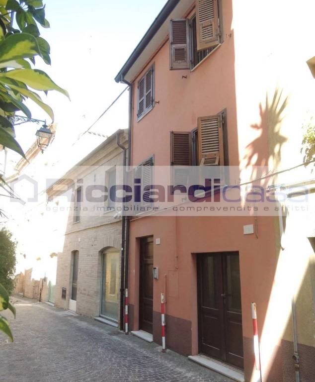 Villa a Schiera in vendita a Monte Urano via san michele 13.