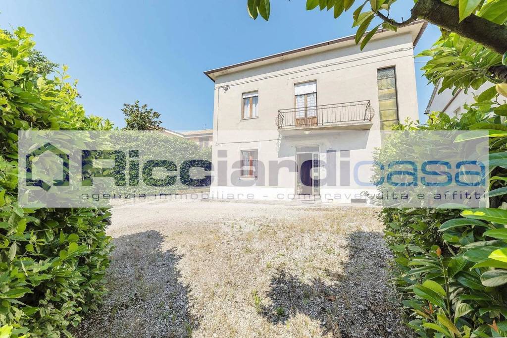 Villa Bifamiliare in vendita a Sant'Elpidio a Mare via Monturanese 918.