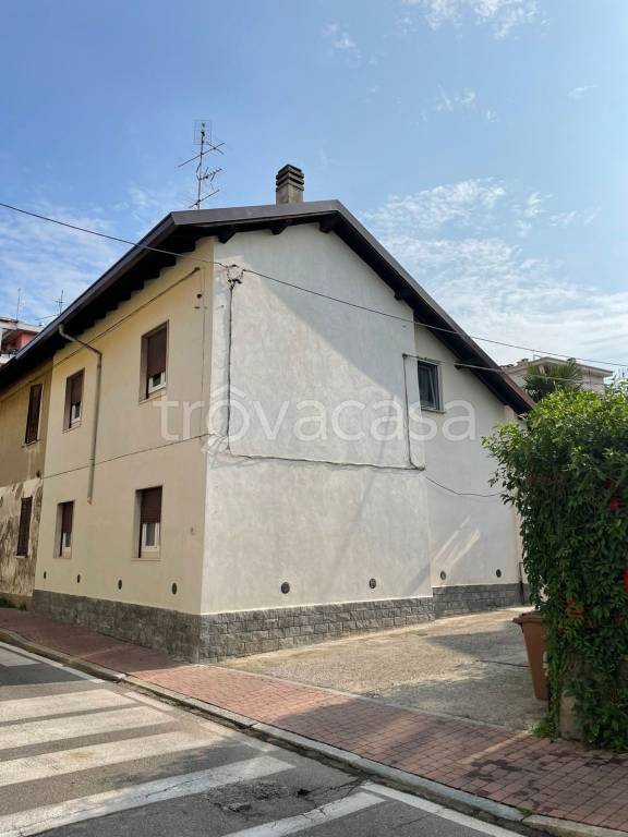Appartamento in vendita a Caronno Pertusella via Trieste, 900