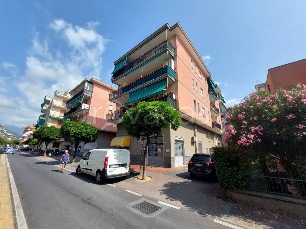 Appartamento in vendita a Borghetto Santo Spirito via Giardini, 3