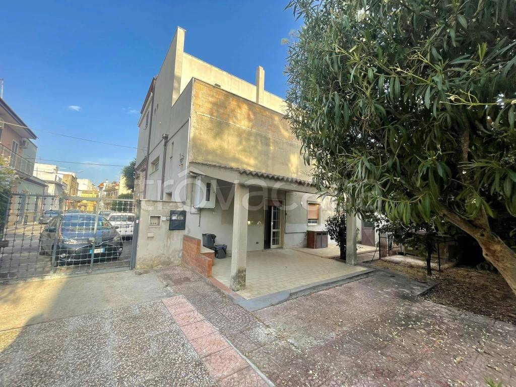 Casa Indipendente in vendita a Sannicandro di Bari via Professore Giuseppe Scalera