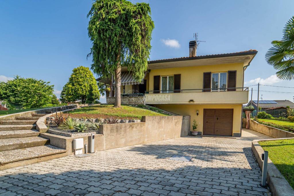 Villa in vendita a Carnago via Giacomo Leopardi 5