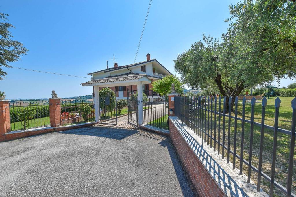 Villa in vendita a Santa Vittoria in Matenano contrada Monte Radali, 13