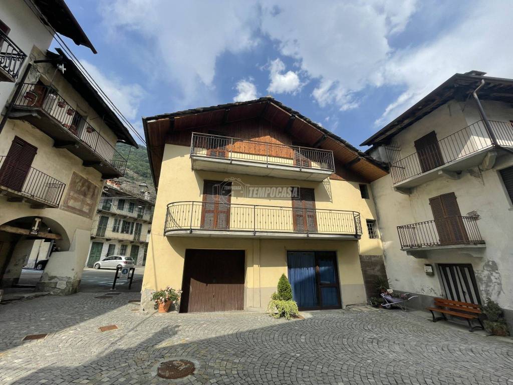 Casa Indipendente in vendita a Sparone piazza San Giacomo 9