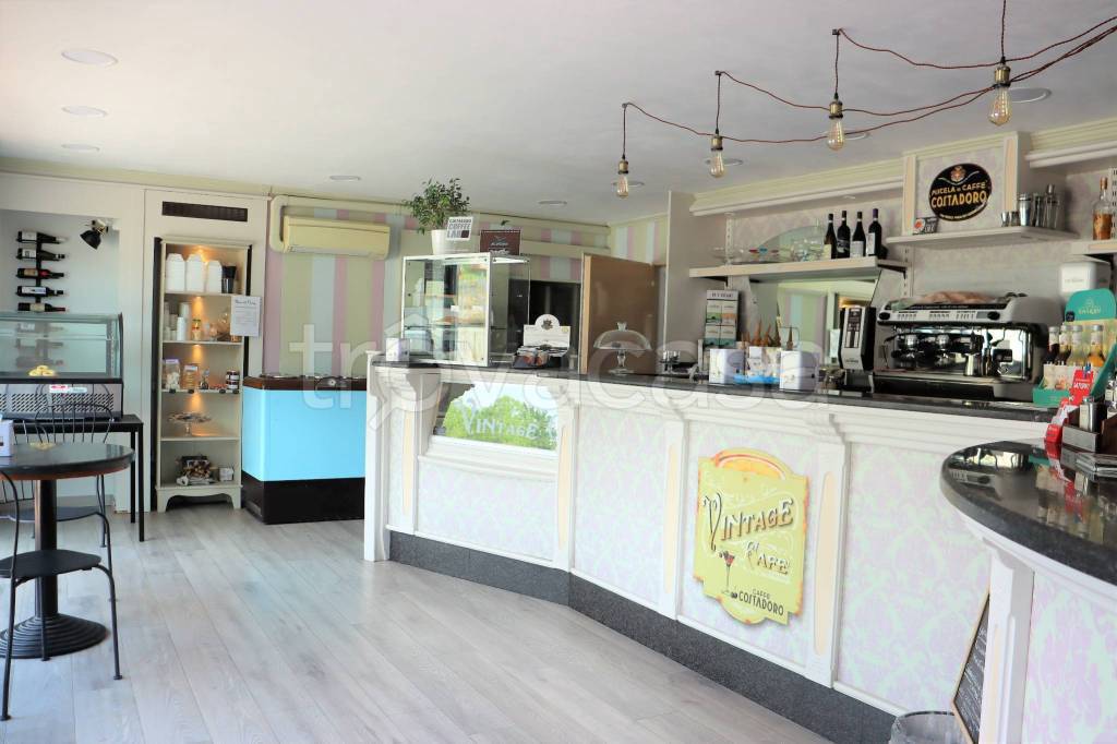 Bar in vendita a Castagnole delle Lanze via Valle Tanaro, 33