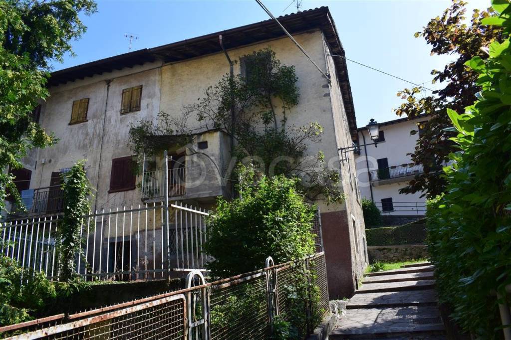 Casa Indipendente in vendita a Serina via Roma