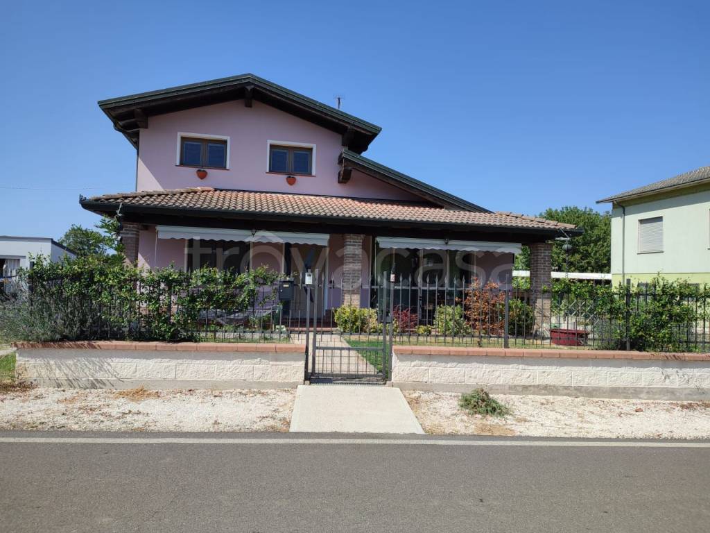 Villa in vendita a Serravalle a Po
