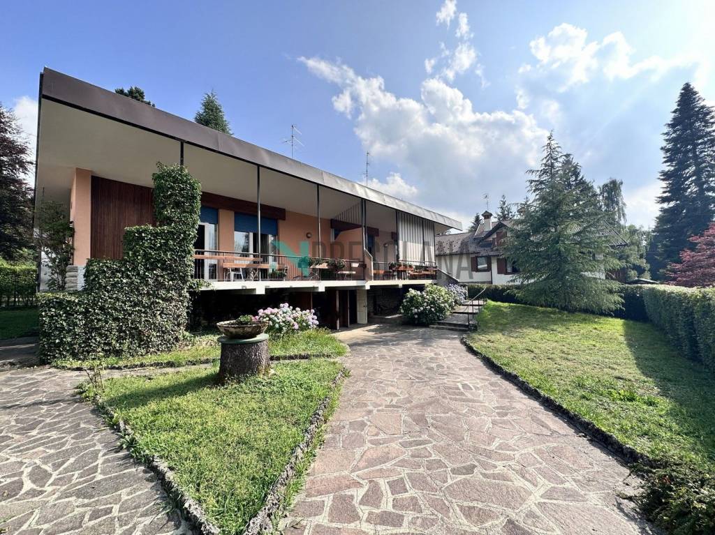 Villa Bifamiliare in vendita a Castione della Presolana via Foppi