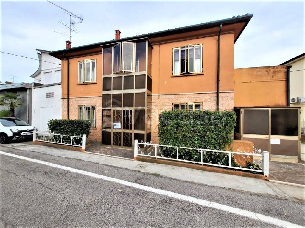Casa Indipendente in vendita a Ferrara via Canalazzi, 33