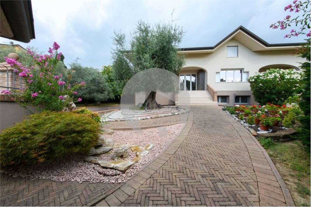 Villa in vendita a Casalgrande via Liberazione, 60
