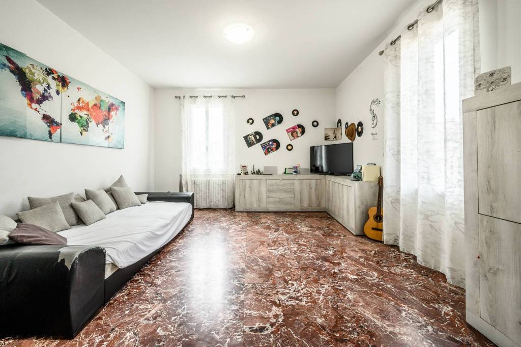 Appartamento in vendita a Cento via guercino, 16