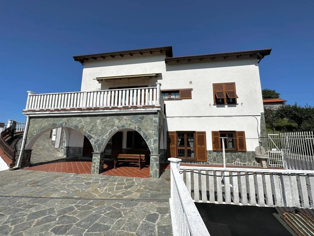 Villa Bifamiliare in vendita a Serra Riccò via Chiesa Costa Favareto