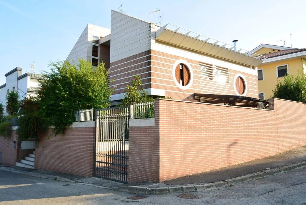 Villa Bifamiliare in vendita a Città Sant'Angelo via delle ginestre n.