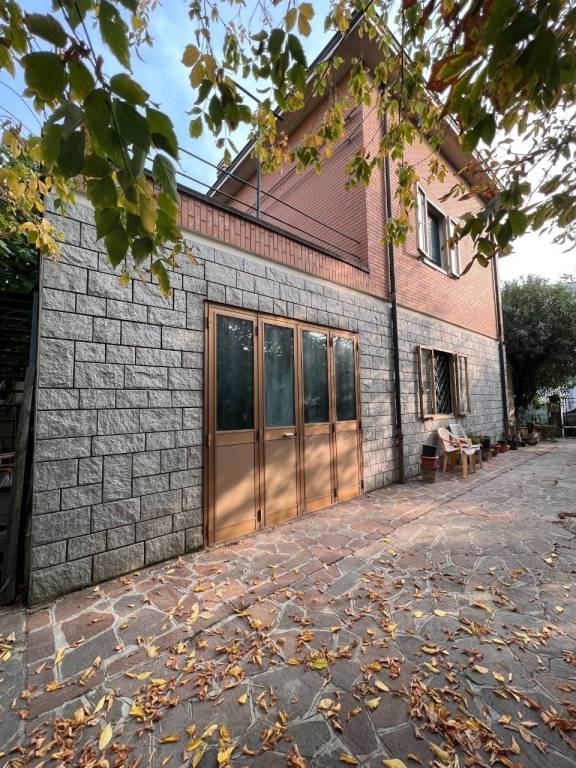 Villa in vendita a Modena via delle Suore