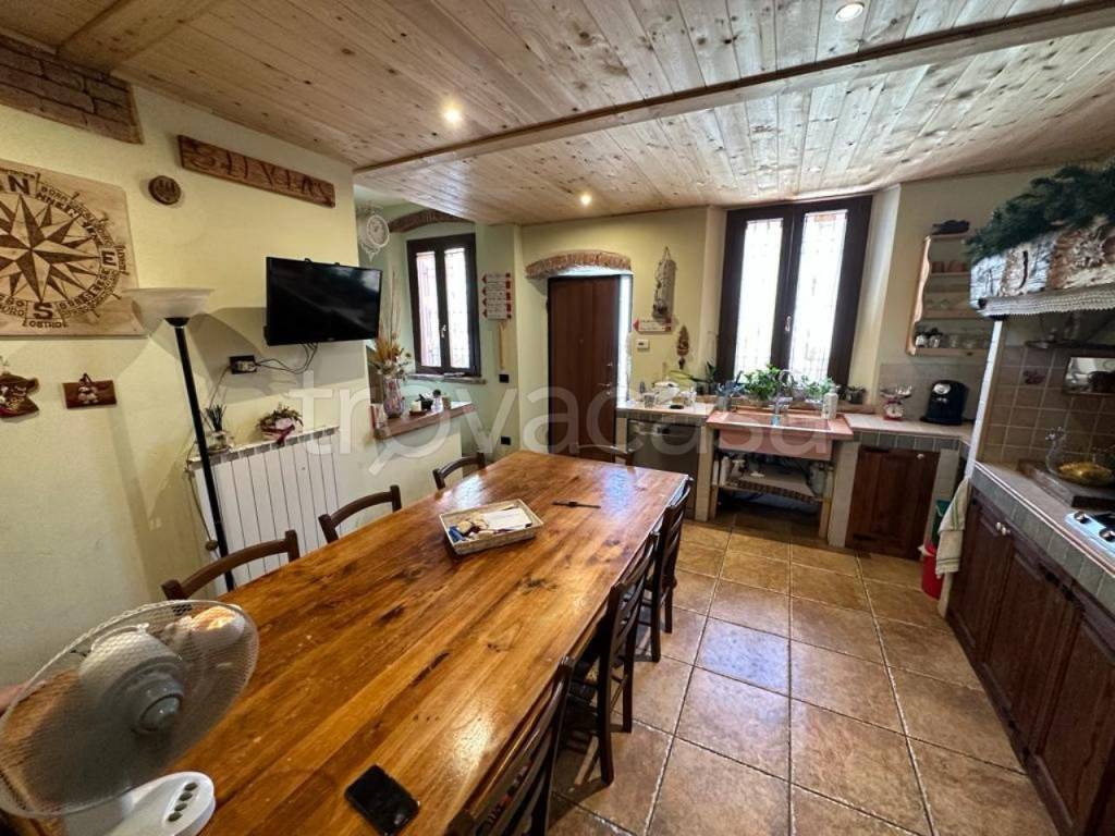 Casa Indipendente in vendita a Pieve d'Olmi via Camillo Benso di Cavour, 18