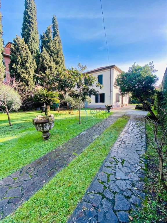 Villa in vendita a Massa via Ferdinando Martini, 7