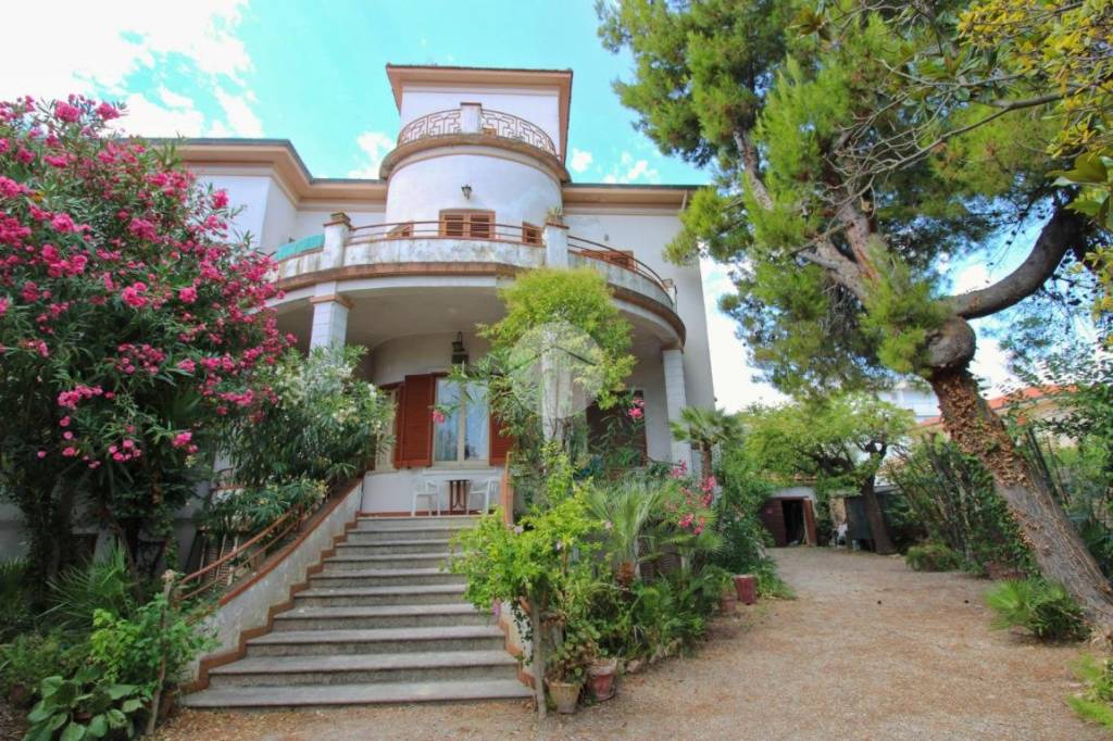 Villa Bifamiliare in vendita a Roseto degli Abruzzi via Nazionale, 60