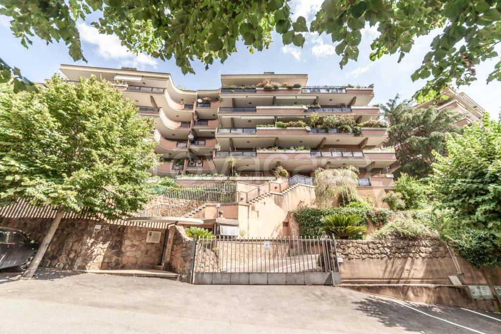 Appartamento in vendita a Roma via della Mendola