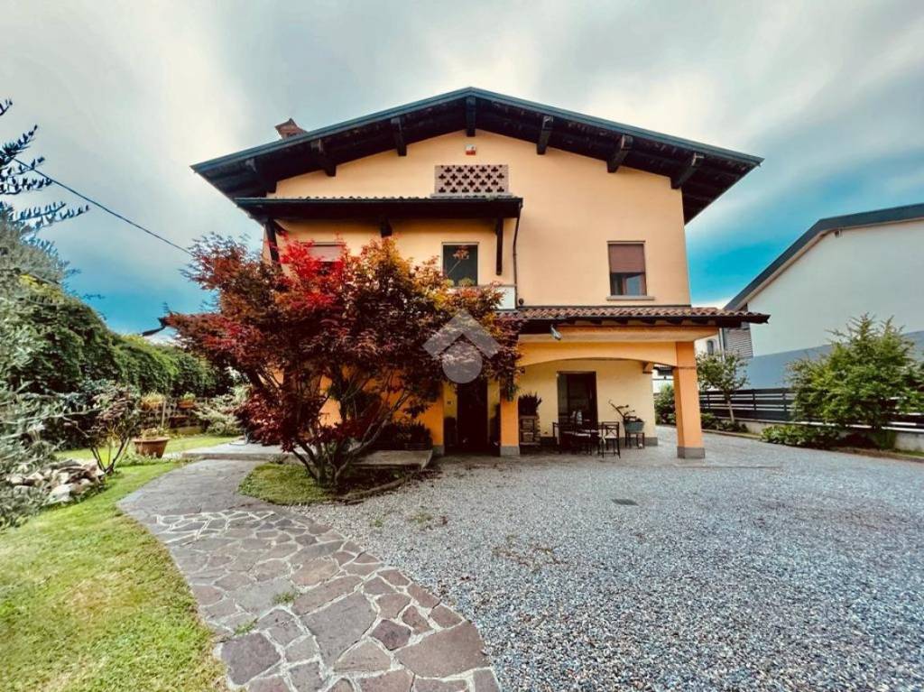 Villa Bifamiliare in vendita a Fara Olivana con Sola via Pradocchi, 8