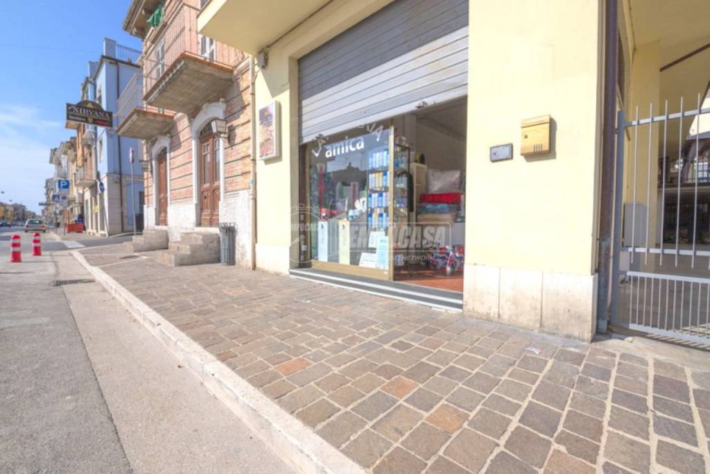 Lavanderia in vendita a Porto Sant'Elpidio via Umberto I