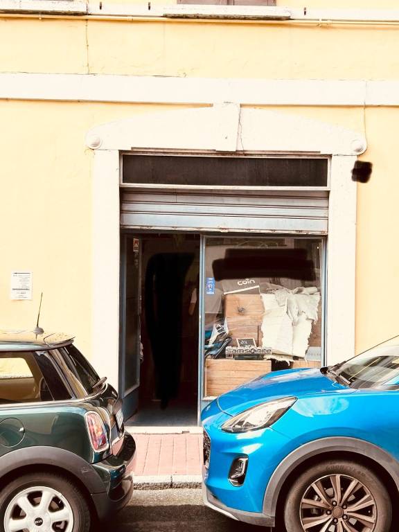 Negozio in vendita a Brescia via Benacense