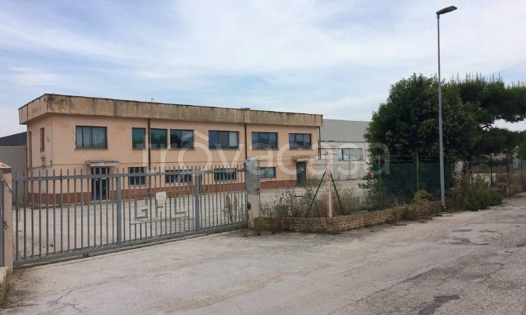 Capannone Industriale in vendita a Recanati via Erideo Marinucci