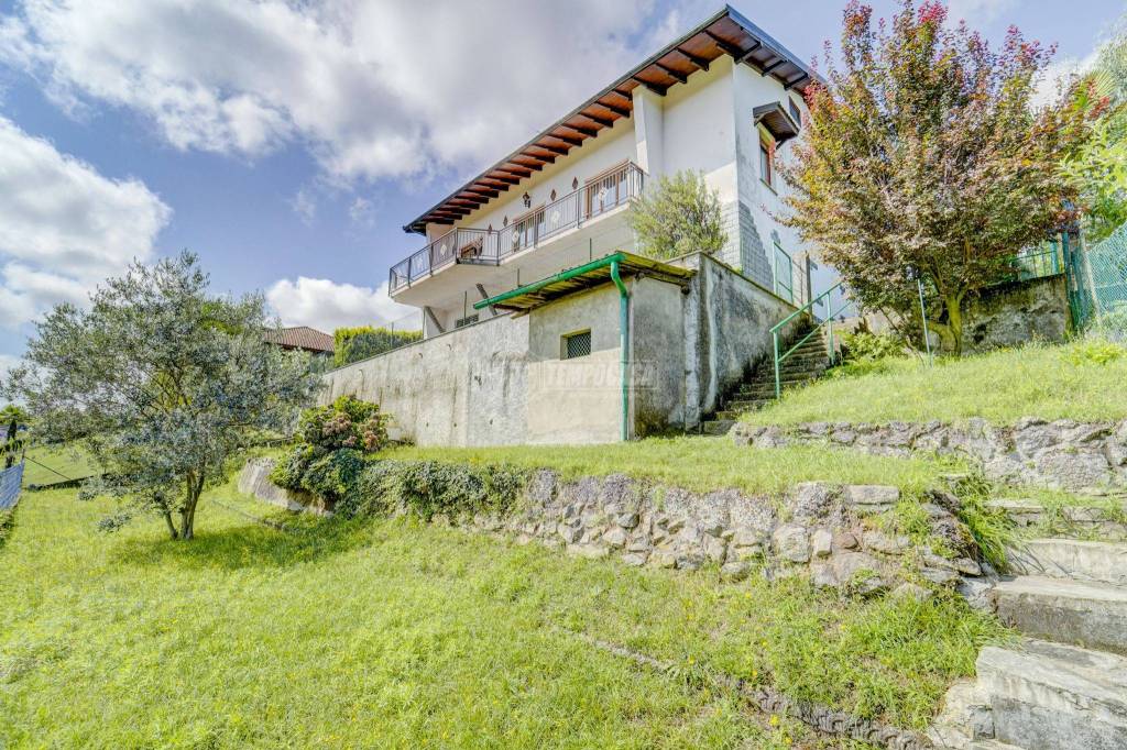 Villa in vendita a Dormelletto via Giovanni Verga